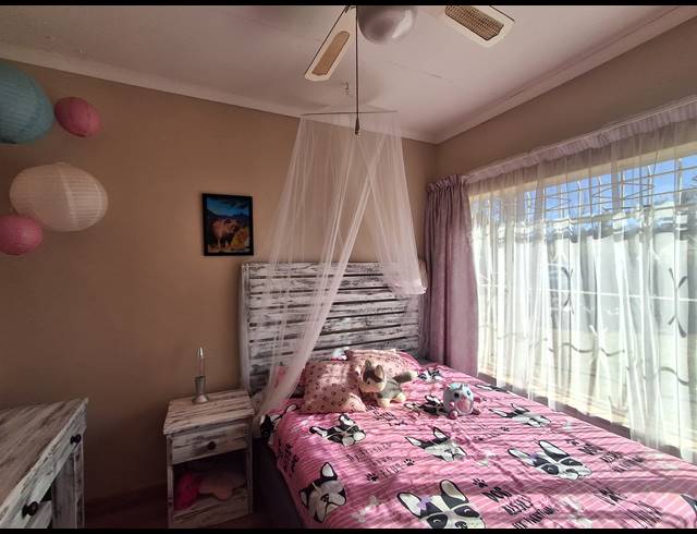 4 BEDROOM FREESTANDING FOR SALE IN STILFONTEIN EXT 4